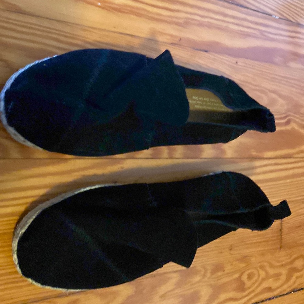 Black suede Toms